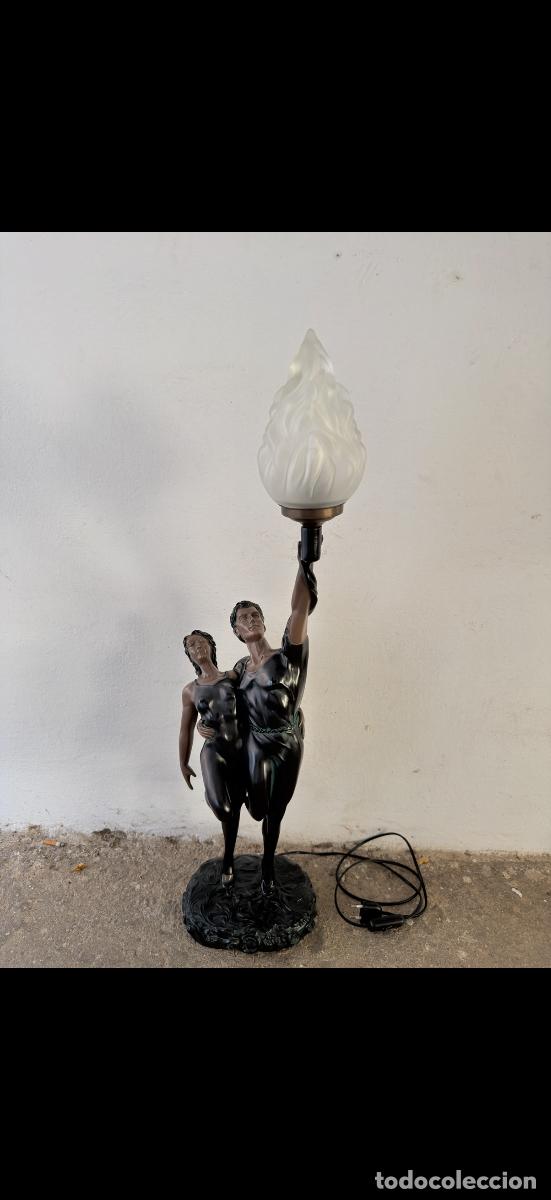 Antig&uuml;edades: L&aacute;mpara de sobremesa estilo Art D&eacute;co - Pareja de atletas / Antorcha ol&iacute;mpica - Tulipa de cristal