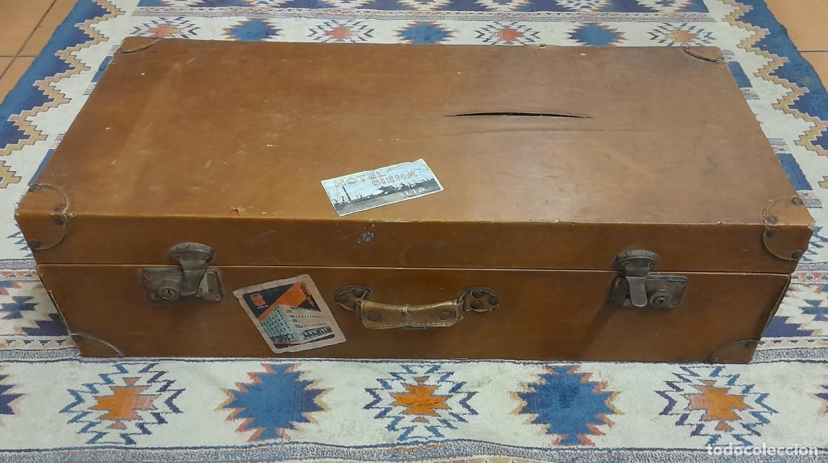 Antig&uuml;edades: Maleta antigua de madera y piel con etiquetas de hotel