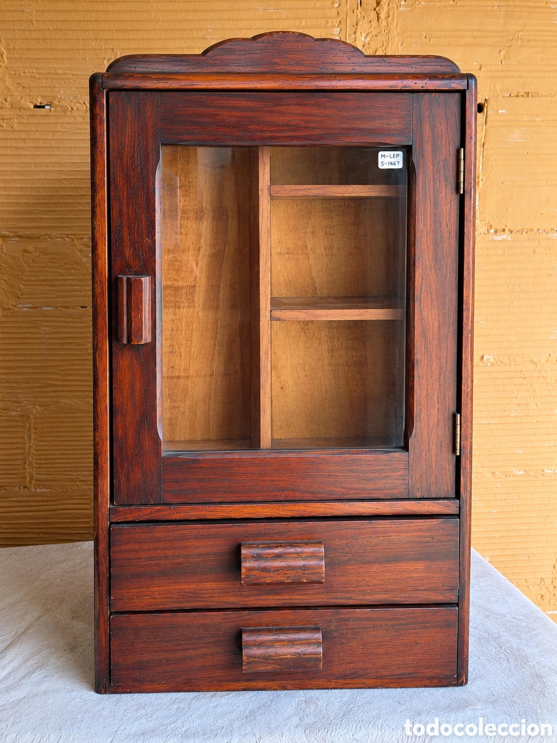 Antig&uuml;edades: Vitrina antigua de pared en madera con cristal y cajones &ndash; primera mitad s. XX