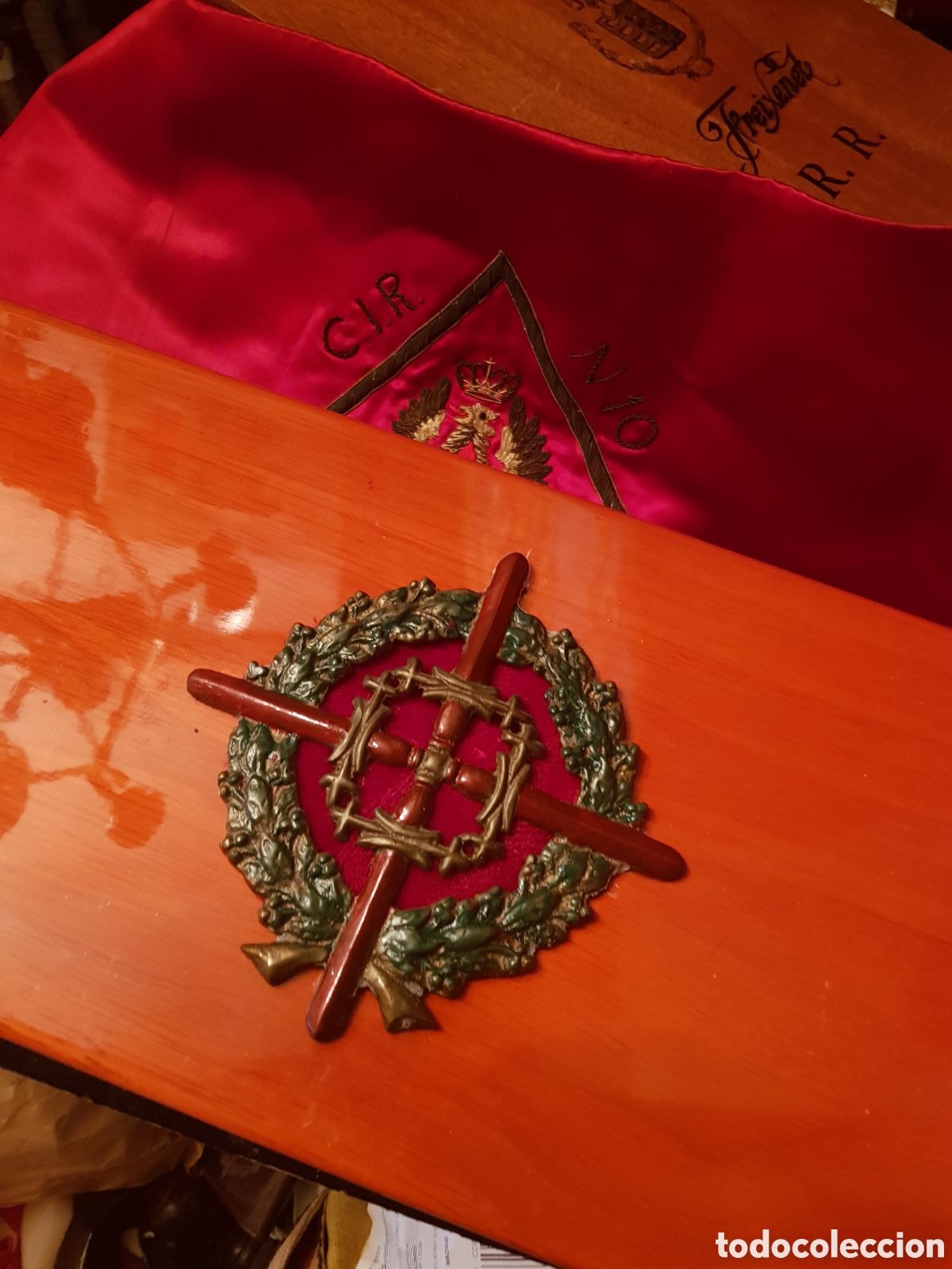 Antig&uuml;edades: ESPECTACULAR CAJA DE MADERA NOBLE LACADA LAUREADA DE SAN FERNANDO ESMALTADA