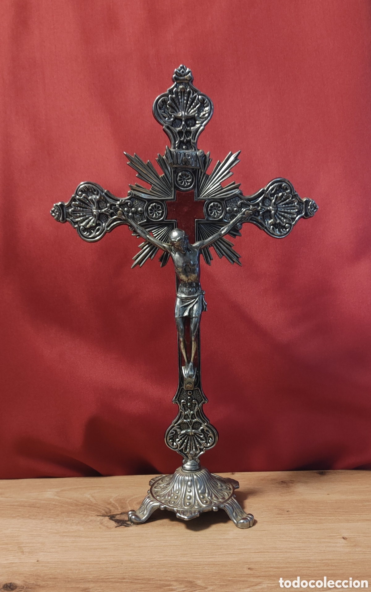 Antig&uuml;edades: Antiguo Crucifijo de Sobremesa en Metal Calado Estilo Barroco con Fondo de Terciopelo Rojo - 30x20