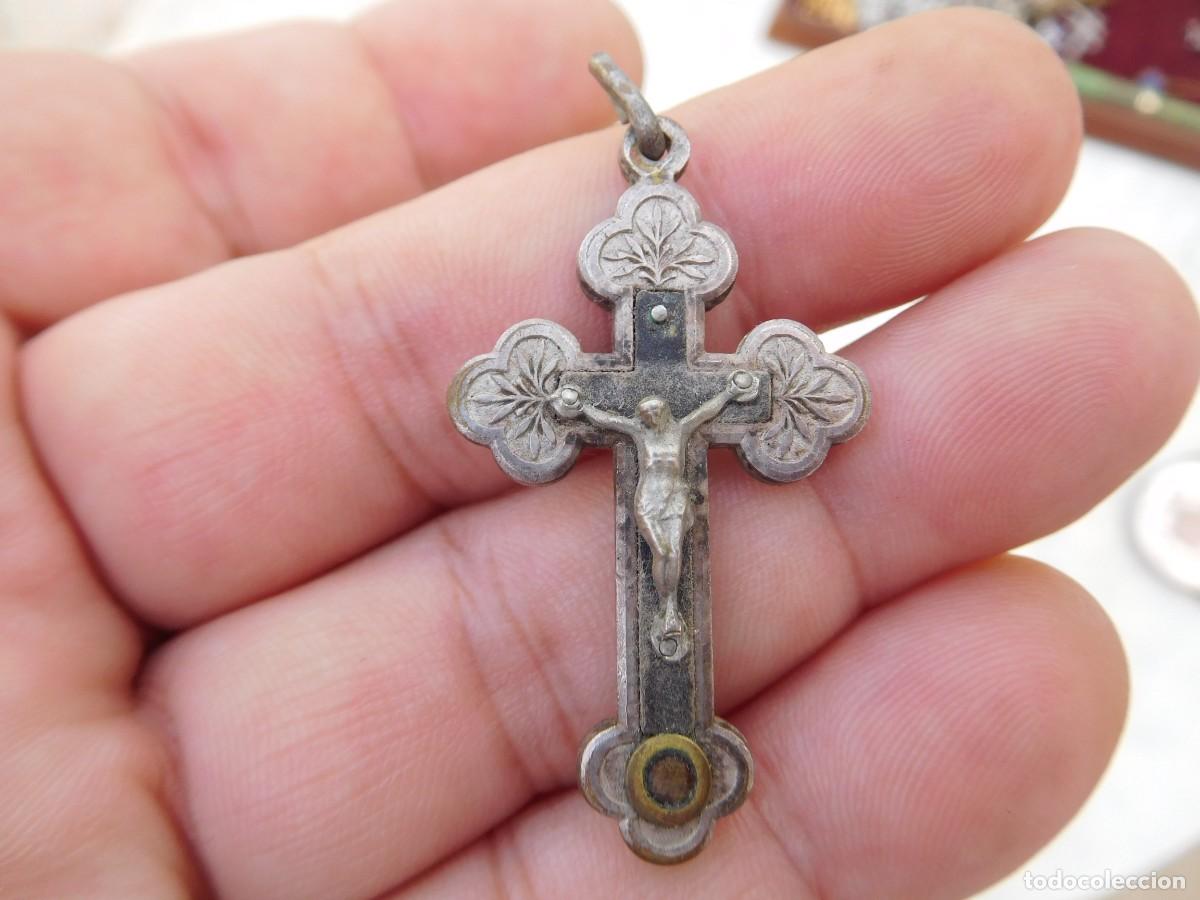 Antig&uuml;edades: Crucifijo antiguo con reliquia a identificar