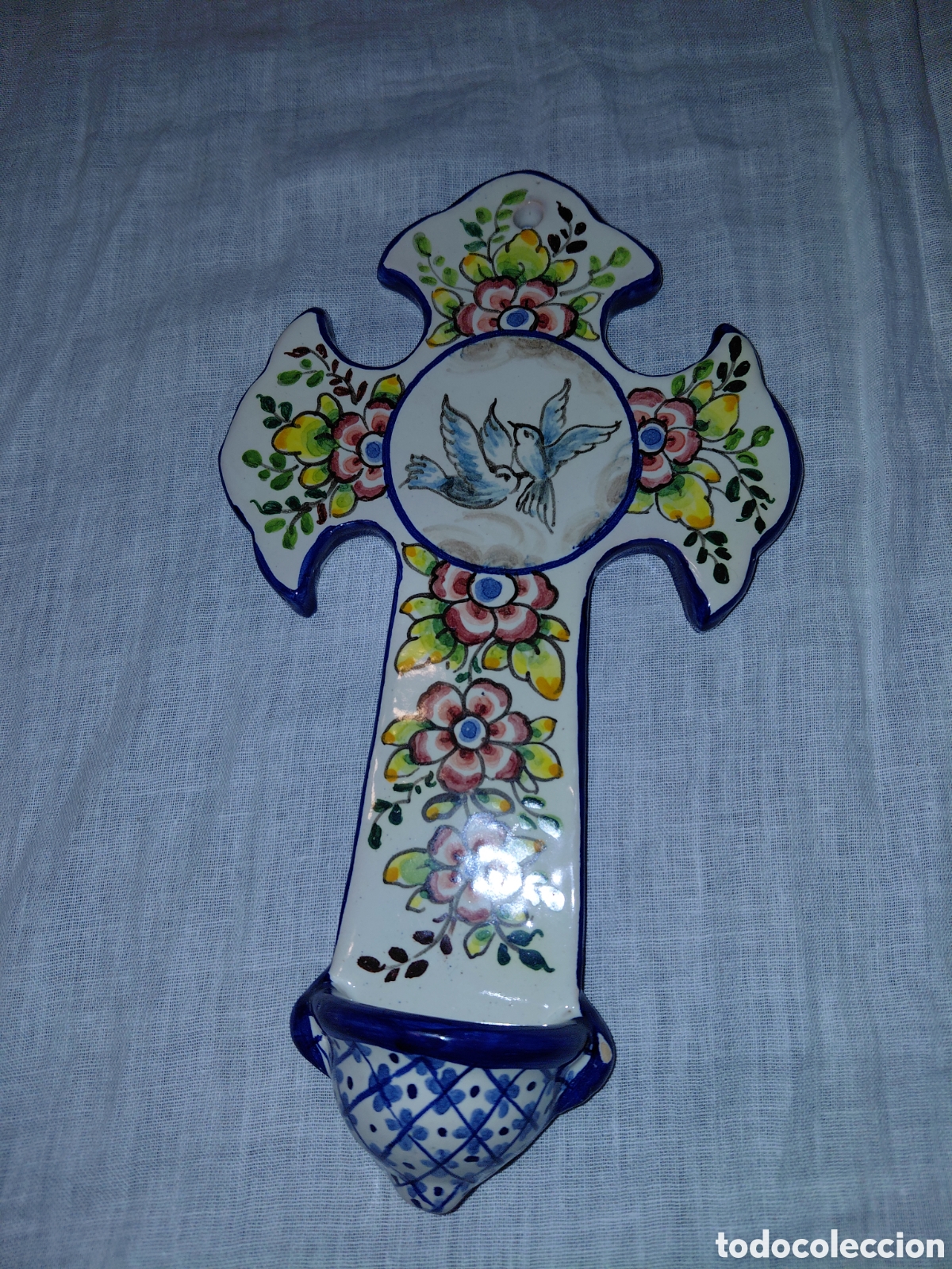 Antig&uuml;edades: CRUZ DE CERAMICA CON BENDITERA TALAVERA