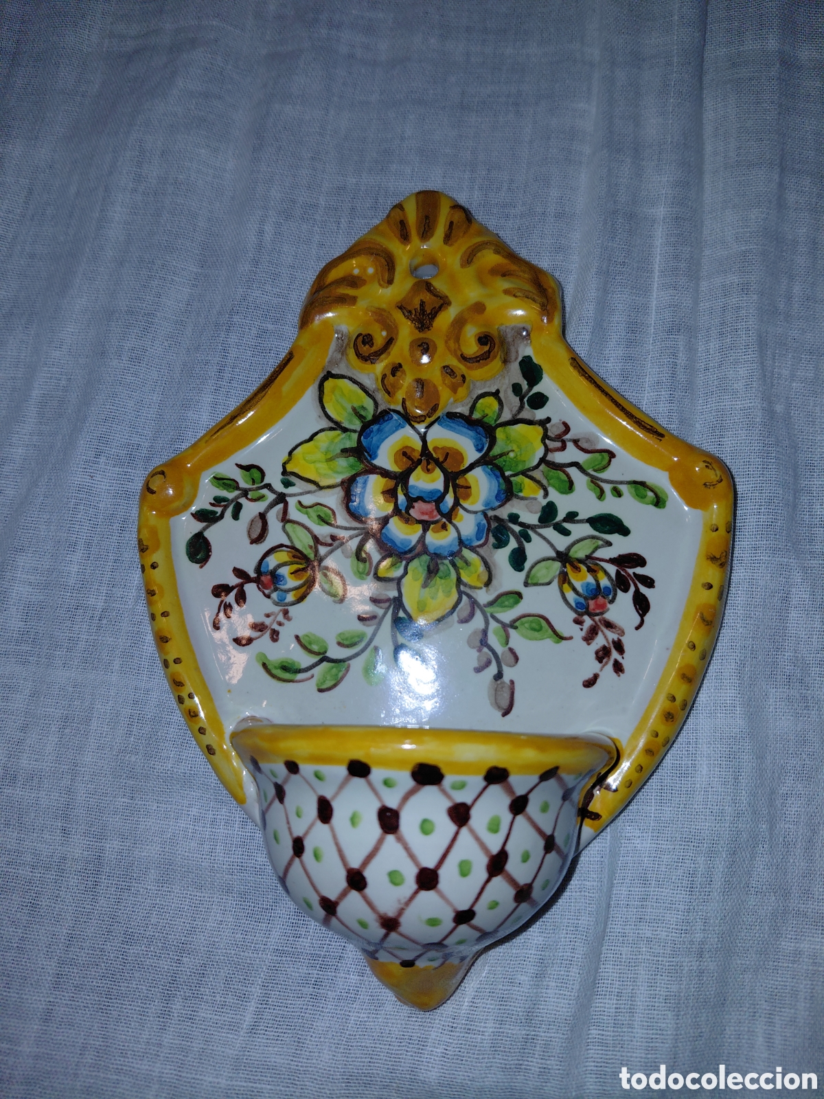 Antig&uuml;edades: BENDITERA DE CERAMICA TALAVERA CON FLORES