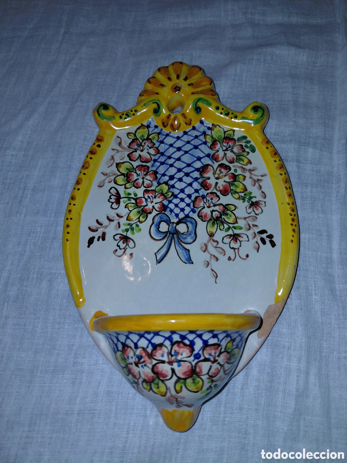 Antig&uuml;edades: BENDITERA DE CERAMICA TALAVERA CON FLORES