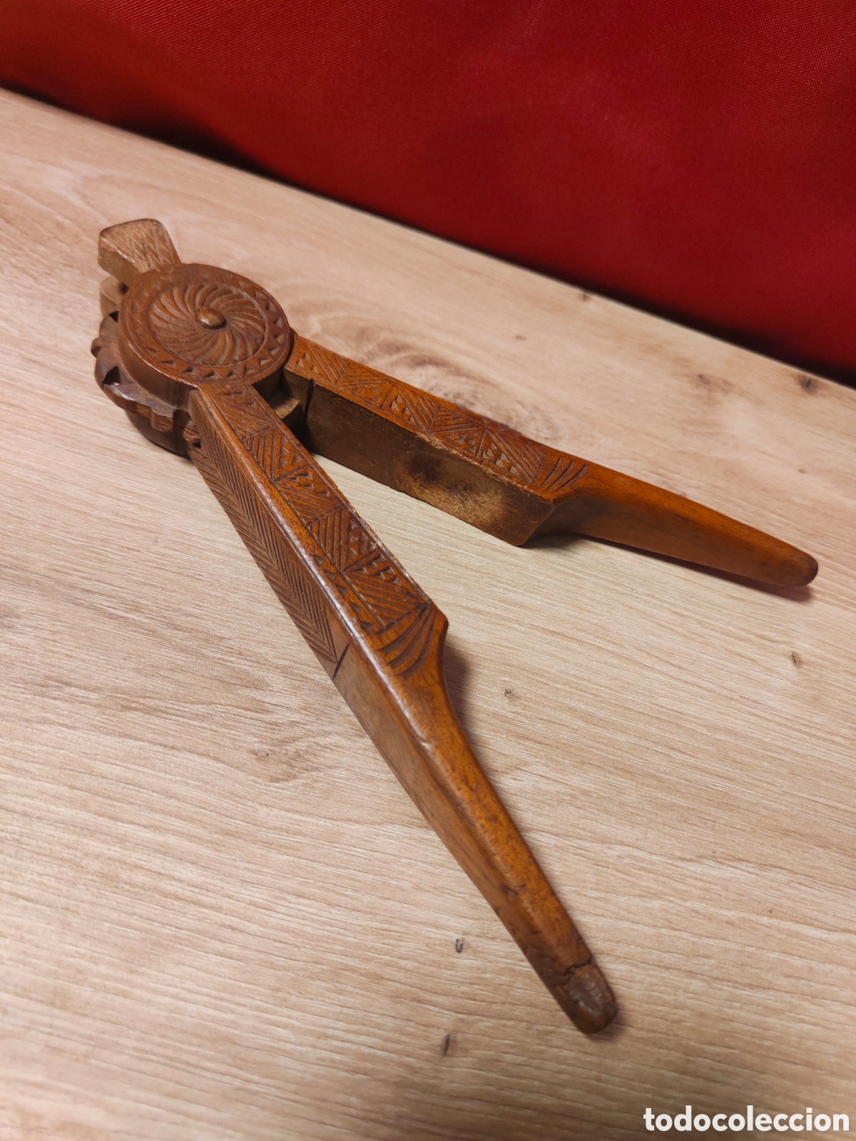 Antig&uuml;edades: Antiguo cascanueces de tenaza en madera tallada a mano - Arte Popular / Folk Art (c. 1960)