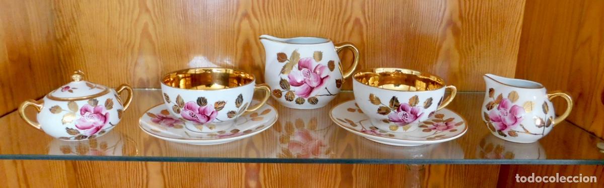 Antig&uuml;edades: Juego de T&eacute; Vintage de Porcelana Pintada a Mano con Interior Dorado