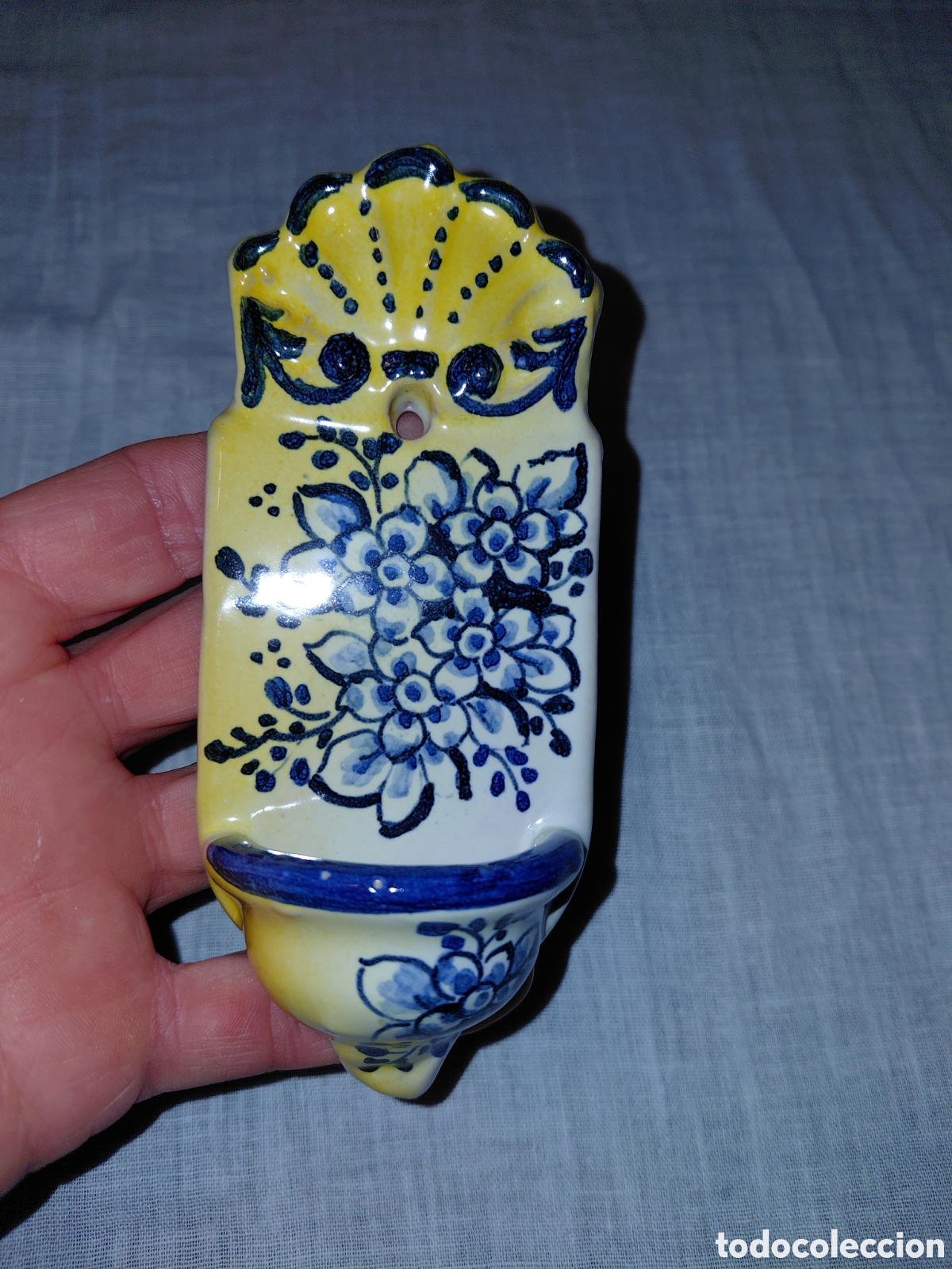 Antig&uuml;edades: BENDITERA DE CERAMICA DE TALAVERA CON FLORES 13 X 5