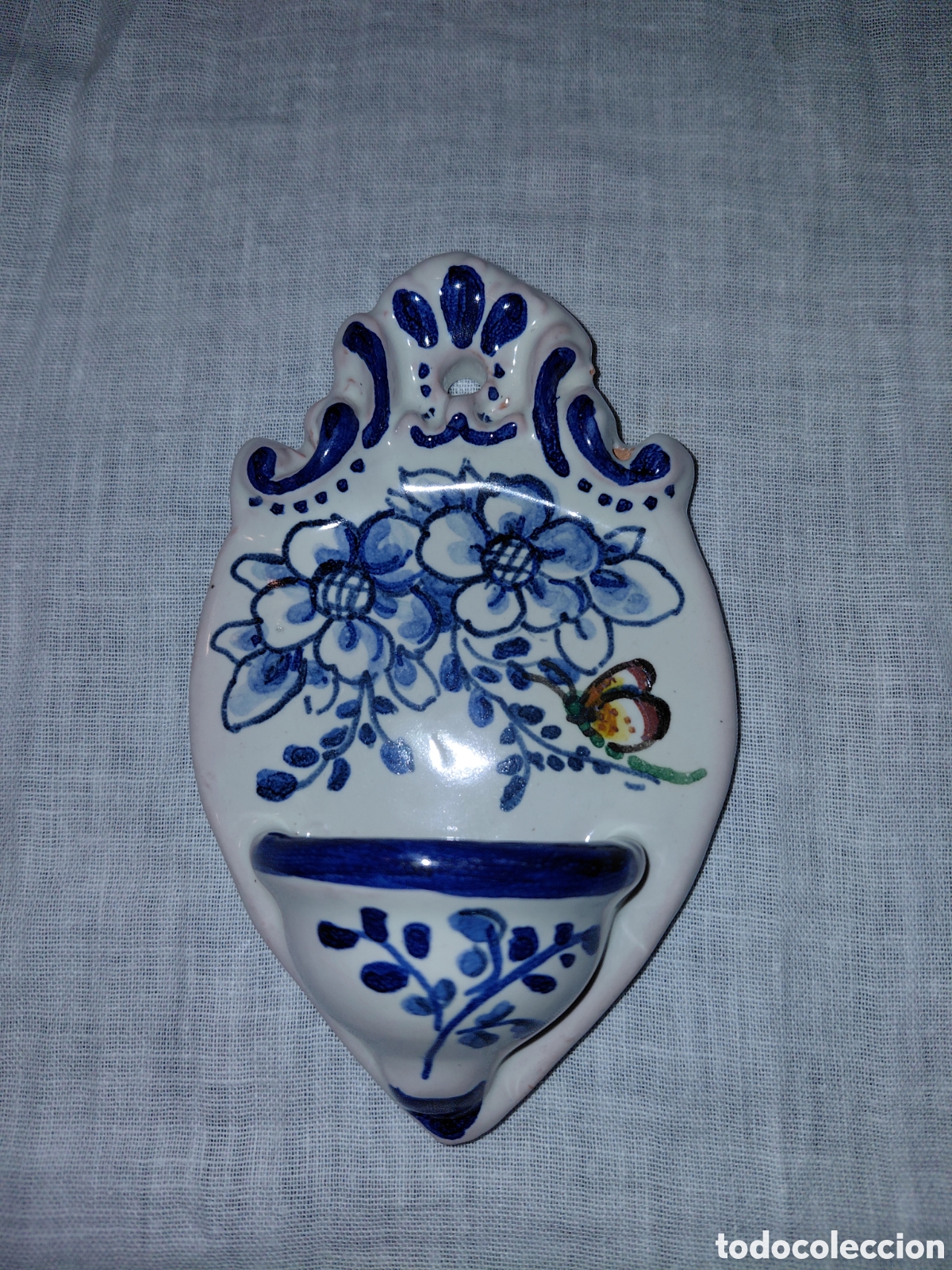 Antig&uuml;edades: BENDITERA DE CERAMICA BLANCA CON FLORES EN AZUL
