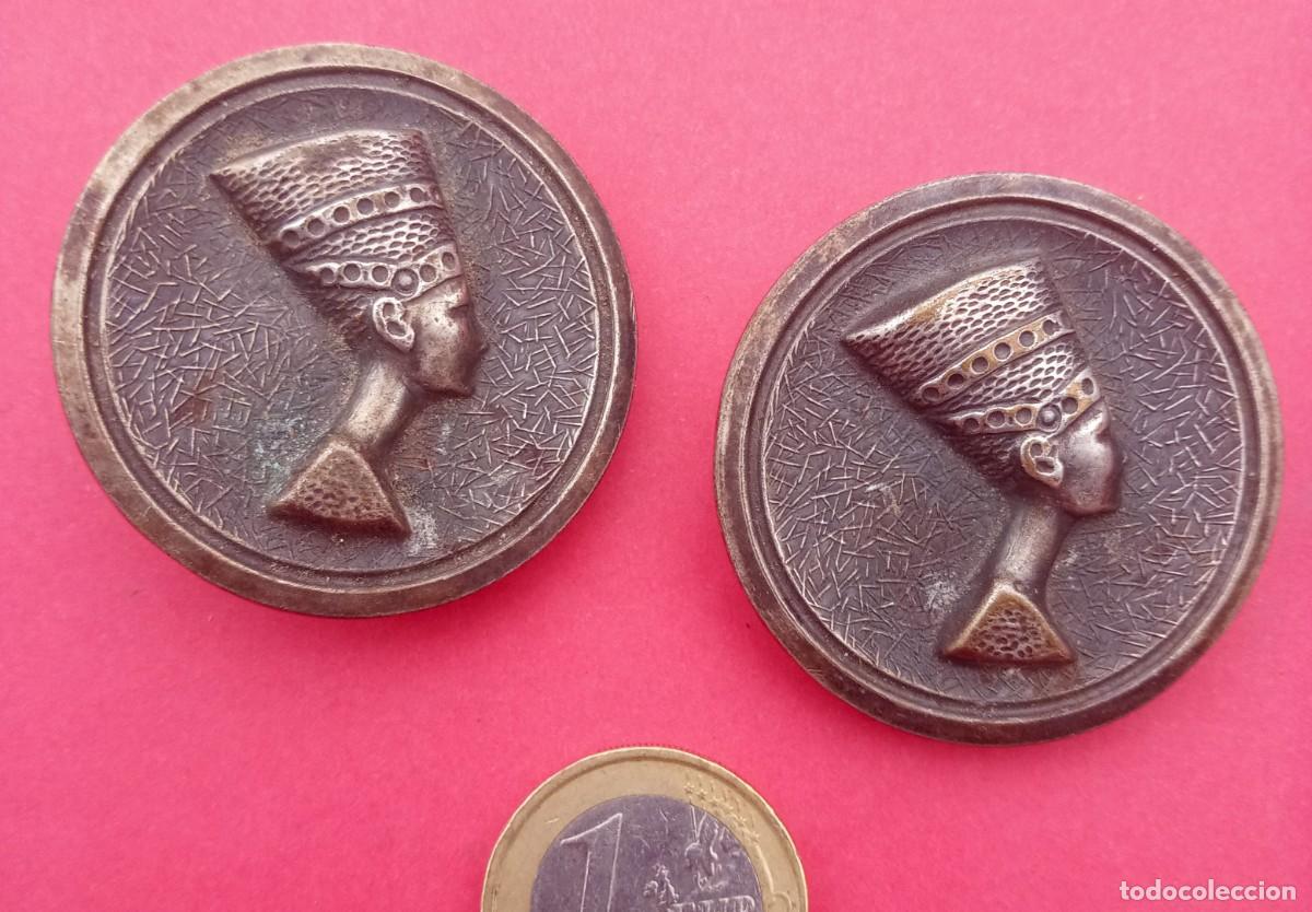 Antig&uuml;edades: Dos Botones Grandes Antiguos Busto Nefertiti.