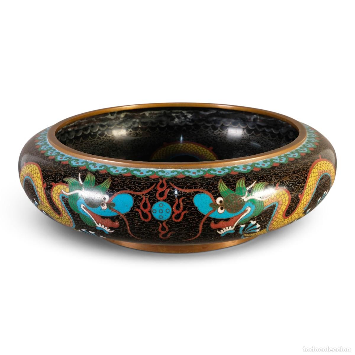 Antig&uuml;edades: Centro de mesa oriental en esmalte de Cloisonn&eacute;. Motivos orientales. Siglo XX.