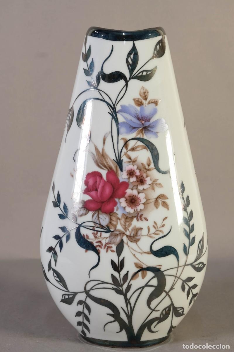 Antig&uuml;edades: Jarr&oacute;n en porcelana Bohemia iluminada con aplicaciones en plata. Motivos florales. Siglo XX.