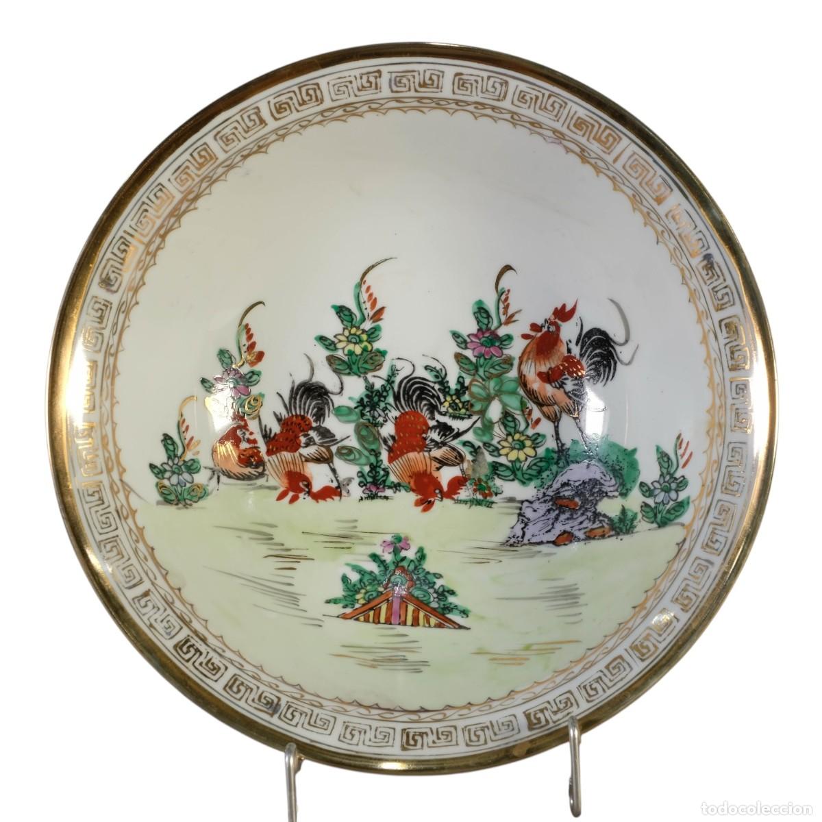 Antig&uuml;edades: Fuente en porcelana china pintada a mano. Decorada con gallos. Siglo XX.