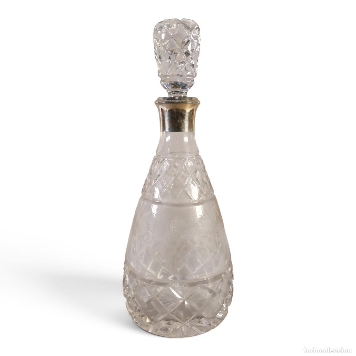 Antig&uuml;edades: Licorera en cristal tallado con aplicaci&oacute;n en plata.