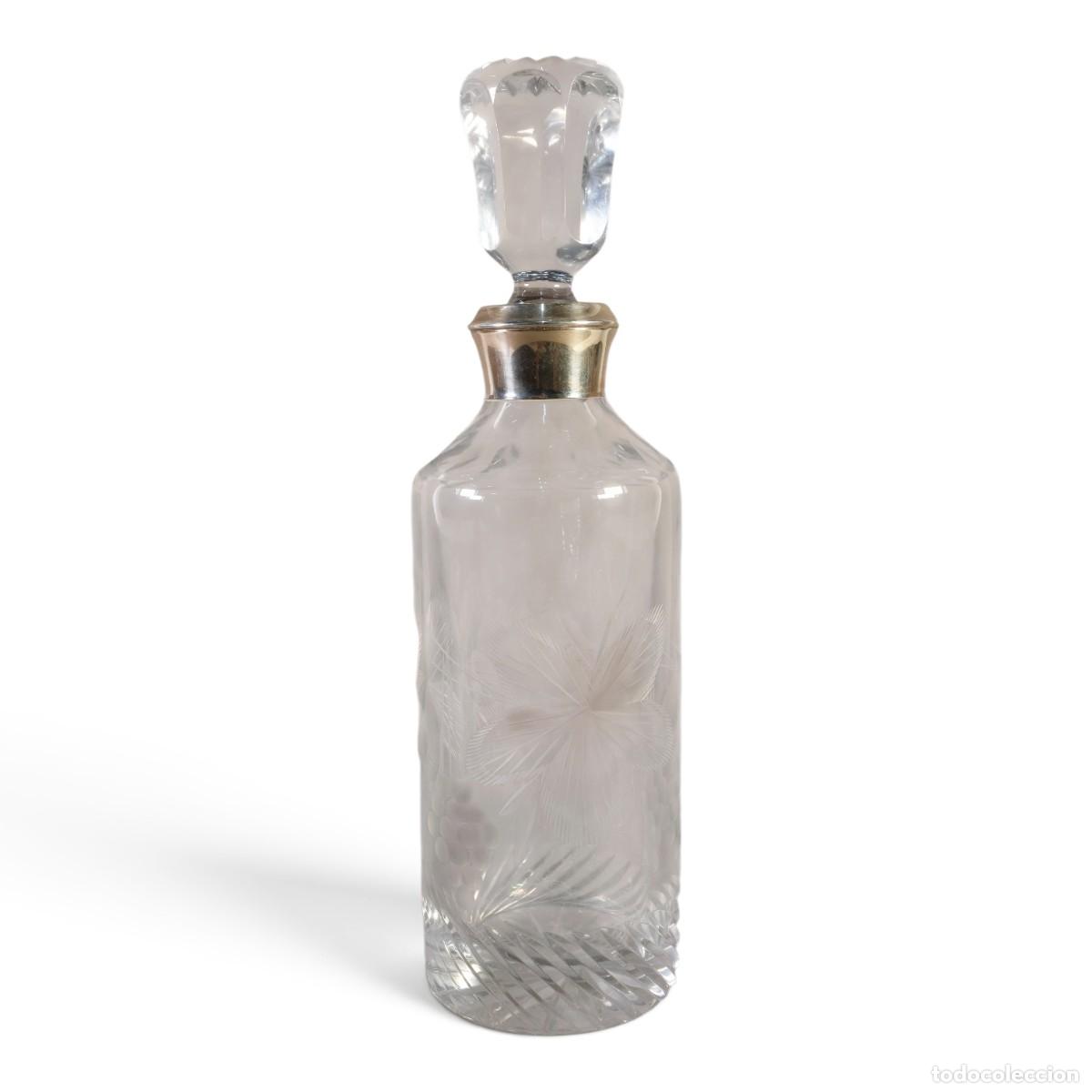 Antig&uuml;edades: Licorera en cristal tallado con aplicaci&oacute;n en plata.