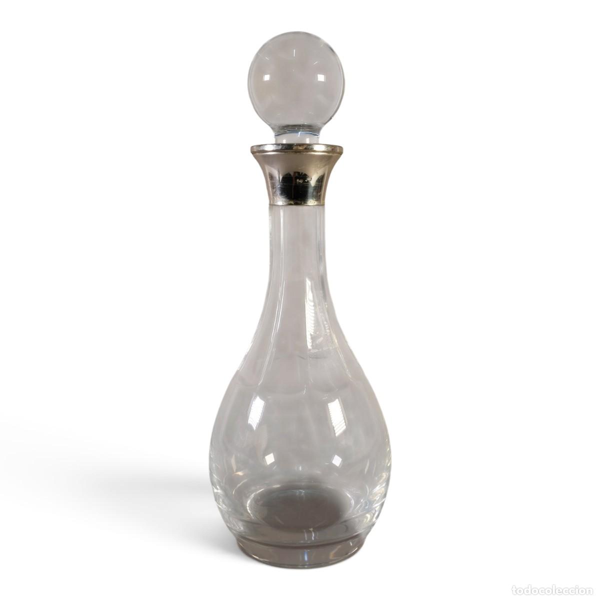 Antig&uuml;edades: Licorera en cristal tallado con aplicaci&oacute;n en plata.