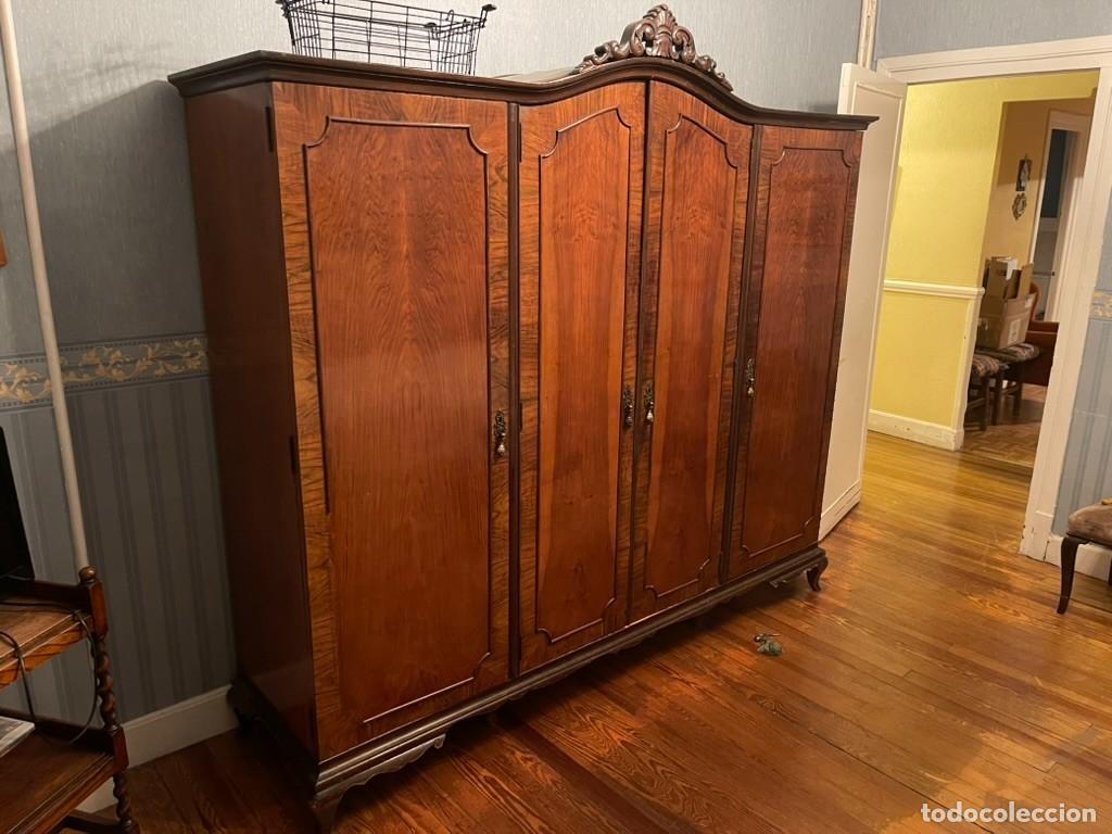 Antig&uuml;edades: Armario antiguo 4 puertas, espejos y remate tallado - SOLO RECOGIDA en Bilbao