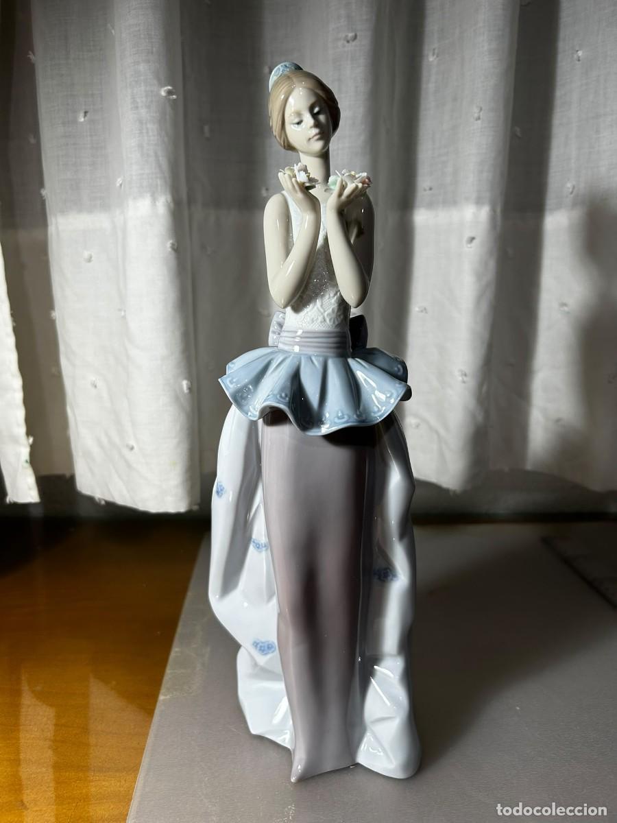Antig&uuml;edades: Lladro An Expression of Love Una Expresi&oacute;n de Amor 6592 1998 Una mujer elegante portando flores