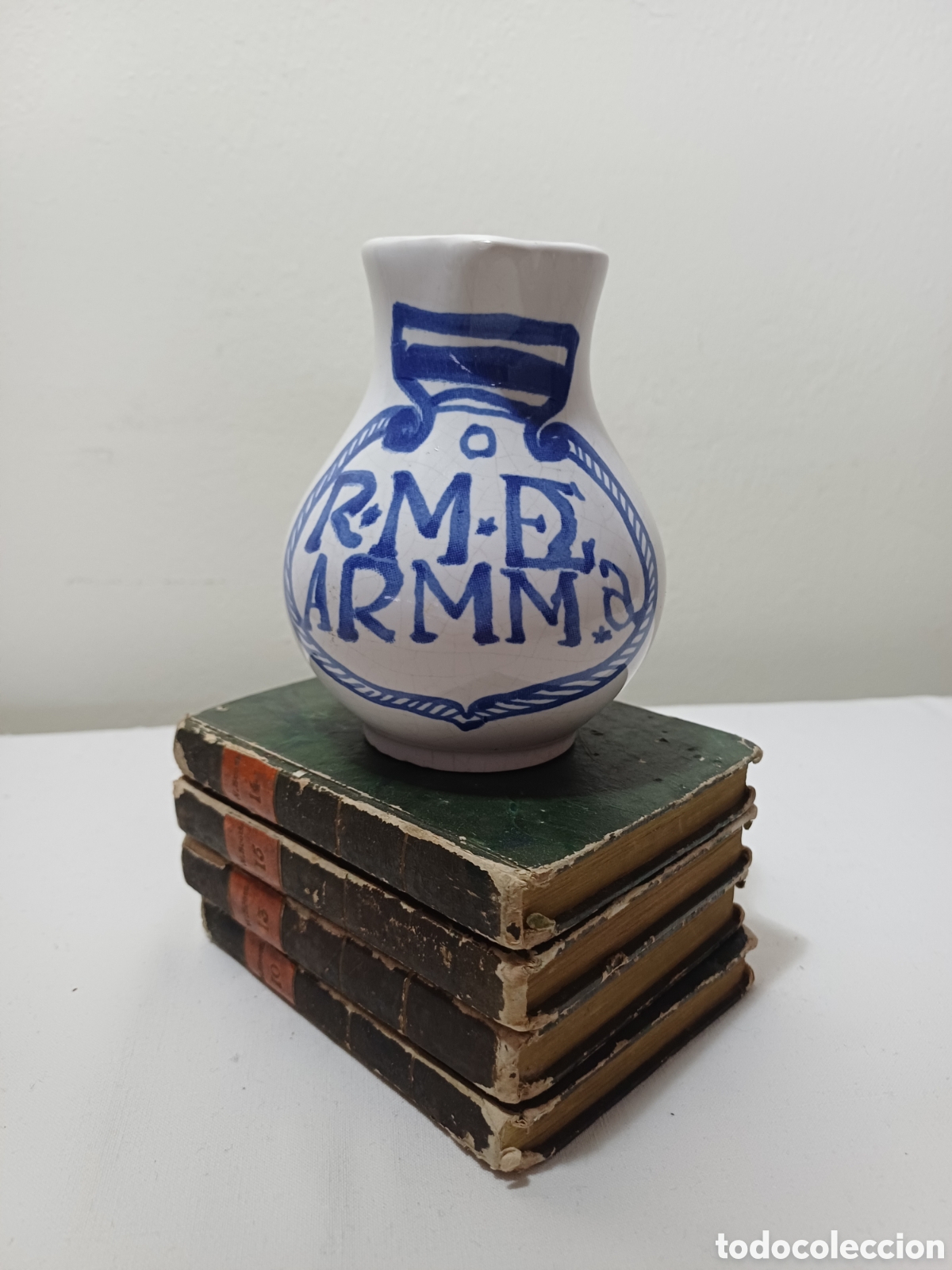 Antig&uuml;edades: Jarra de cer&aacute;mica Pontesa reproducci&oacute;n conmemorativa del monasterio de Armenteira