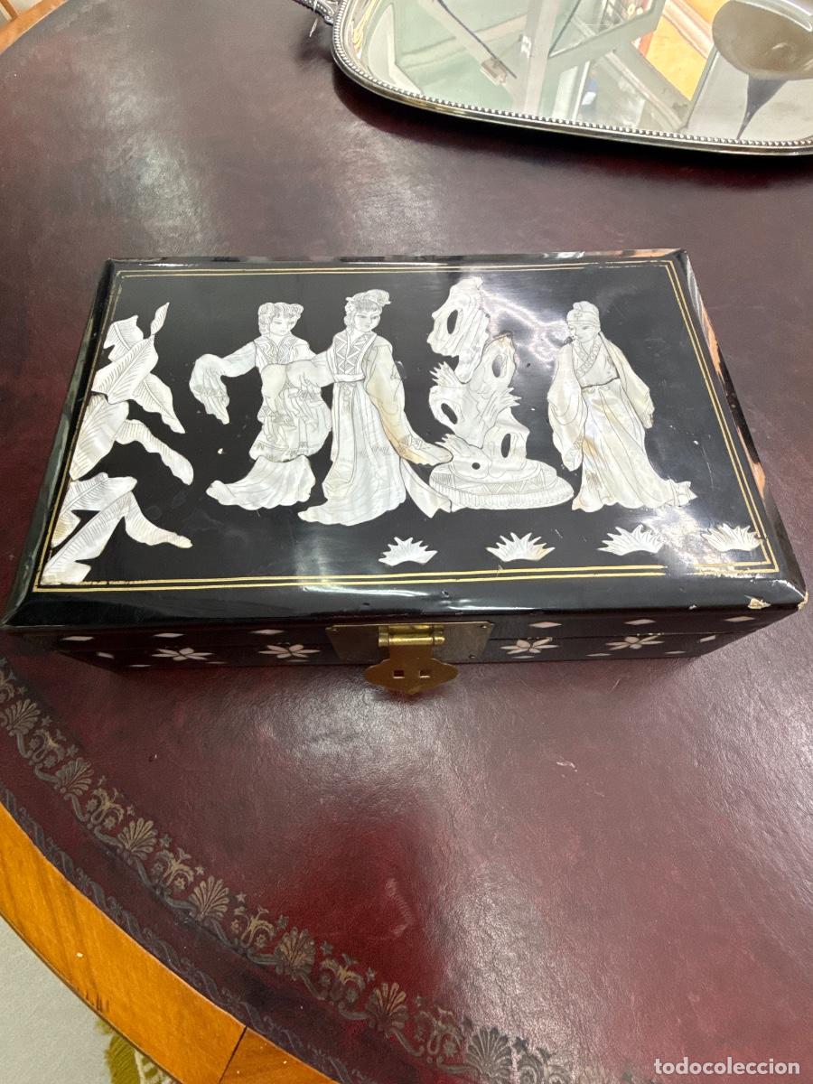 Antig&uuml;edades: Caja joyero oriental en laca negra con incrustaciones de n&aacute;car. Interior con espejo y terciopelo.