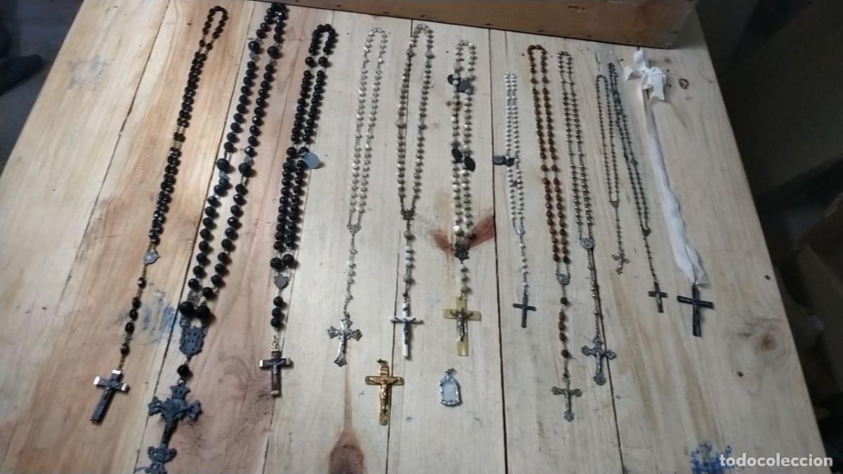Antig&uuml;edades: lote religioso vintage: 10 rosarios antiguos variados, 2 crucifijos y medalla - Mediados S.XX