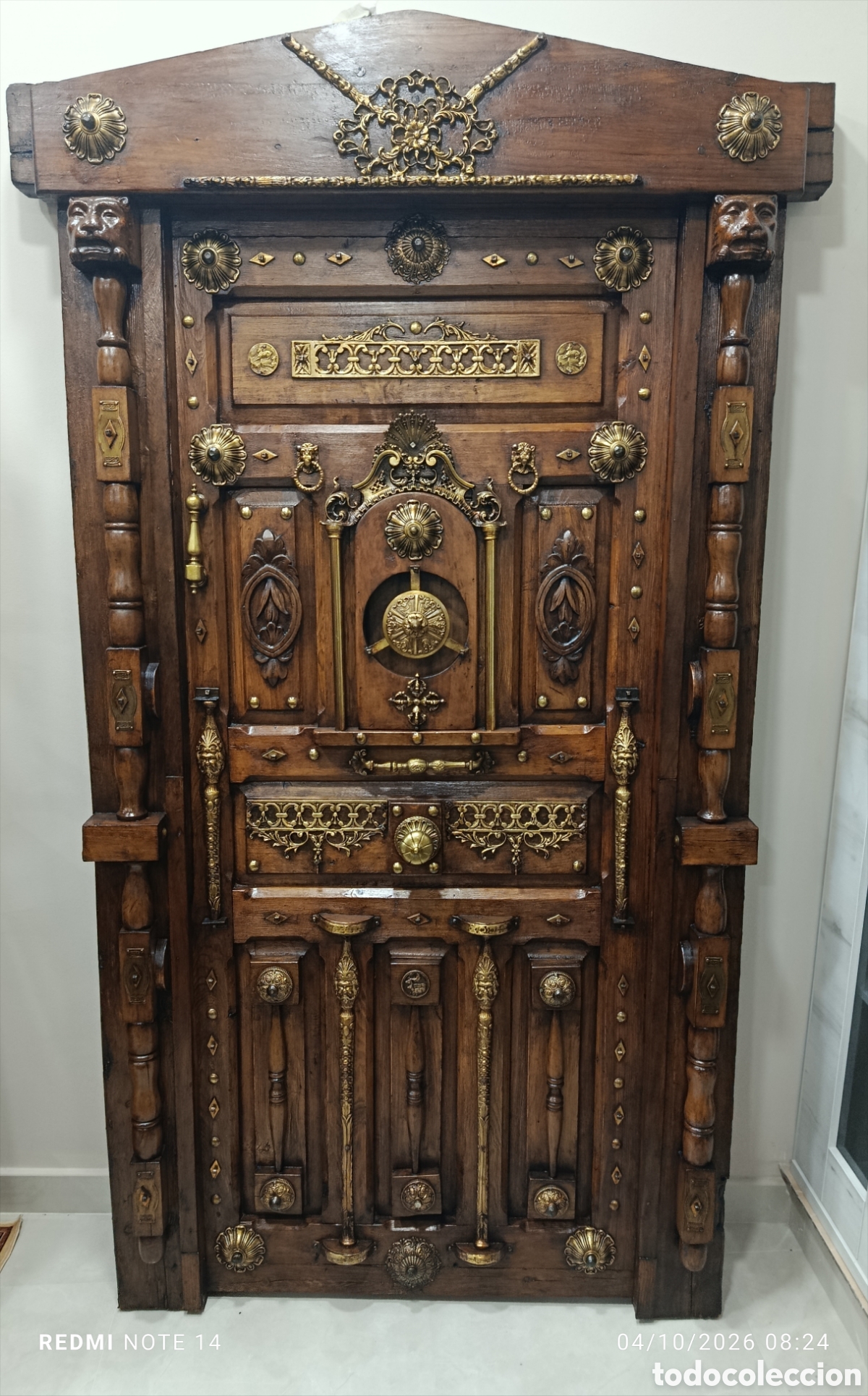 Antig&uuml;edades: Puerta de madera,metal y bronce - Foto 1