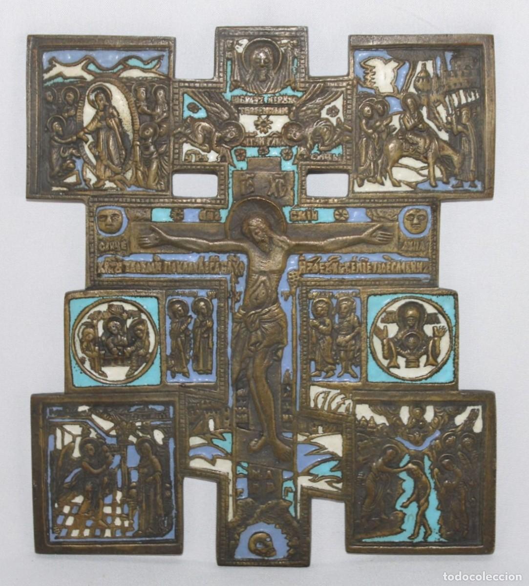 Antig&uuml;edades: Cruz ortodoxa rusa de bronce esmaltado. Misterios de la Salvaci&oacute;n. Siglo XX