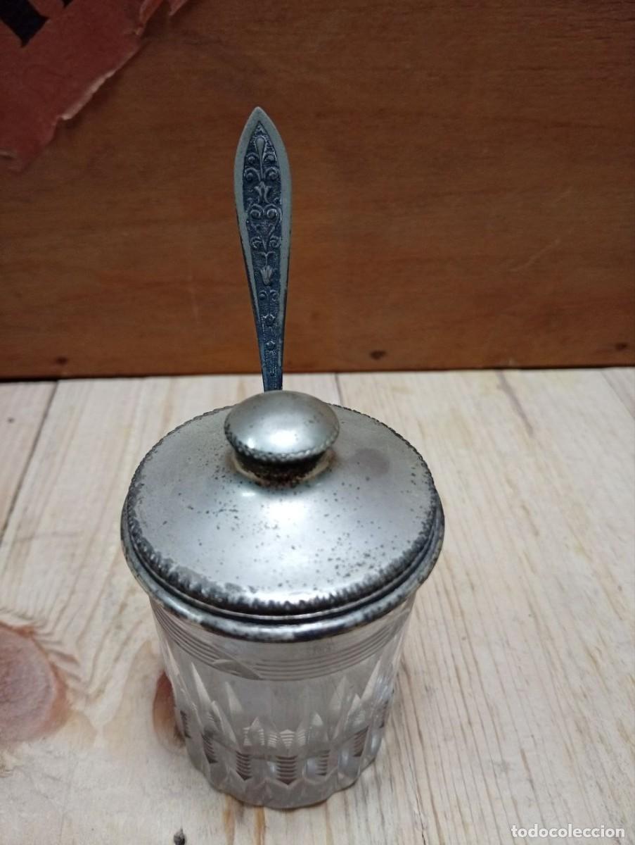 Antig&uuml;edades: Antiguo Mostacero / Especiero de Mesa Completo - Cristal Tallado y Alpaca - A&ntilde;os 20