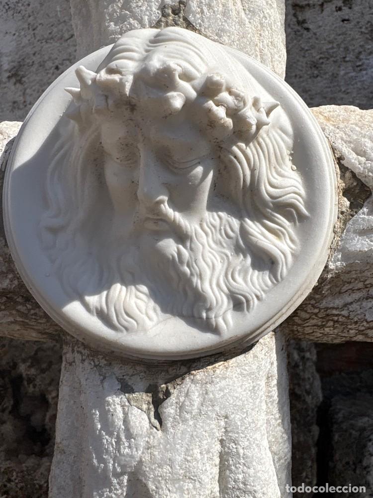 Antig&uuml;edades: Cruz antigua de m&aacute;rmol tallado con Cristo (72x47)