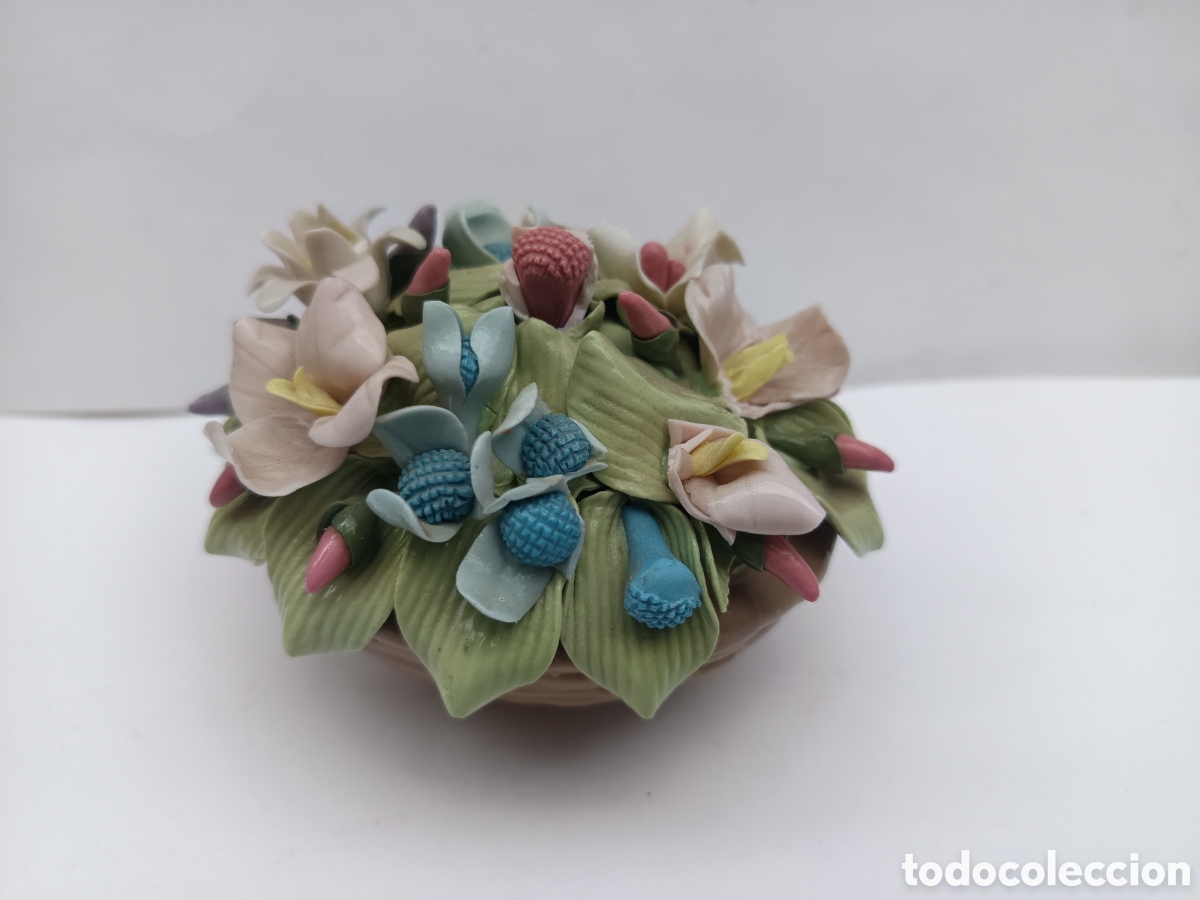 Antig&uuml;edades: centro de flores bouquet Porcelana Nadal flores en relieve