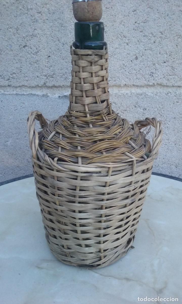 Antig&uuml;edades: ANTIGUA GARRAFA DE CRISTAL. FORRADA. TAMA&Ntilde;O PEQUE&Ntilde;O.