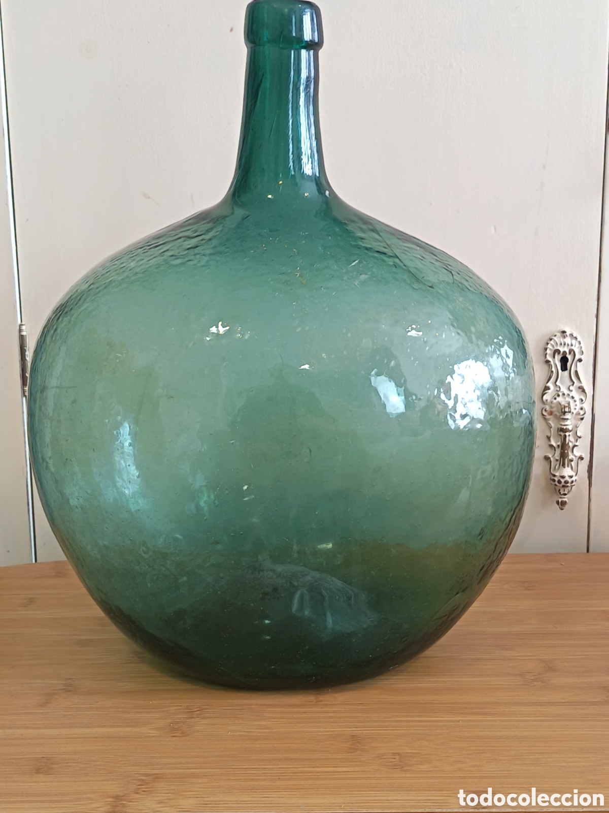 Antig&uuml;edades: Damajuana garraf&oacute;n, pieza excepcional, de vidrio en un llamativo tono verde, con un dise&ntilde;o cl&aacute;sico y