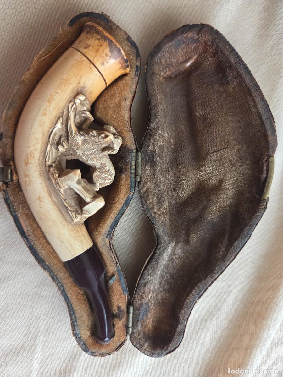 Antig&uuml;edades: Antigua Pipa de Espuma de Mar (Meerschaum) Tallada a Mano con Boquilla de &Aacute;mbar y Estuche Original &ndash;