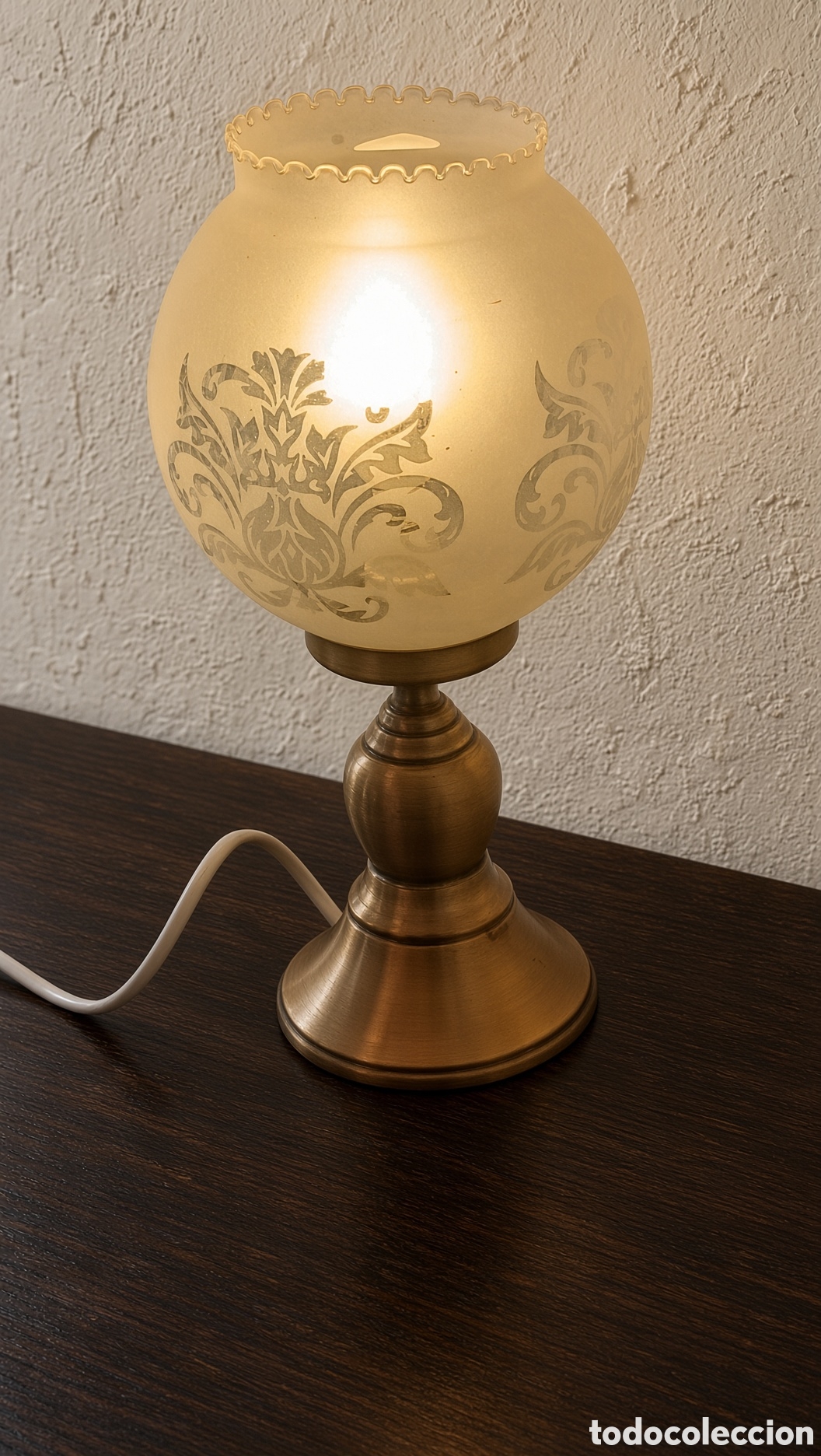 Antig&uuml;edades: Elegante l&aacute;mpara de mesa antigua con un dise&ntilde;o cl&aacute;sico