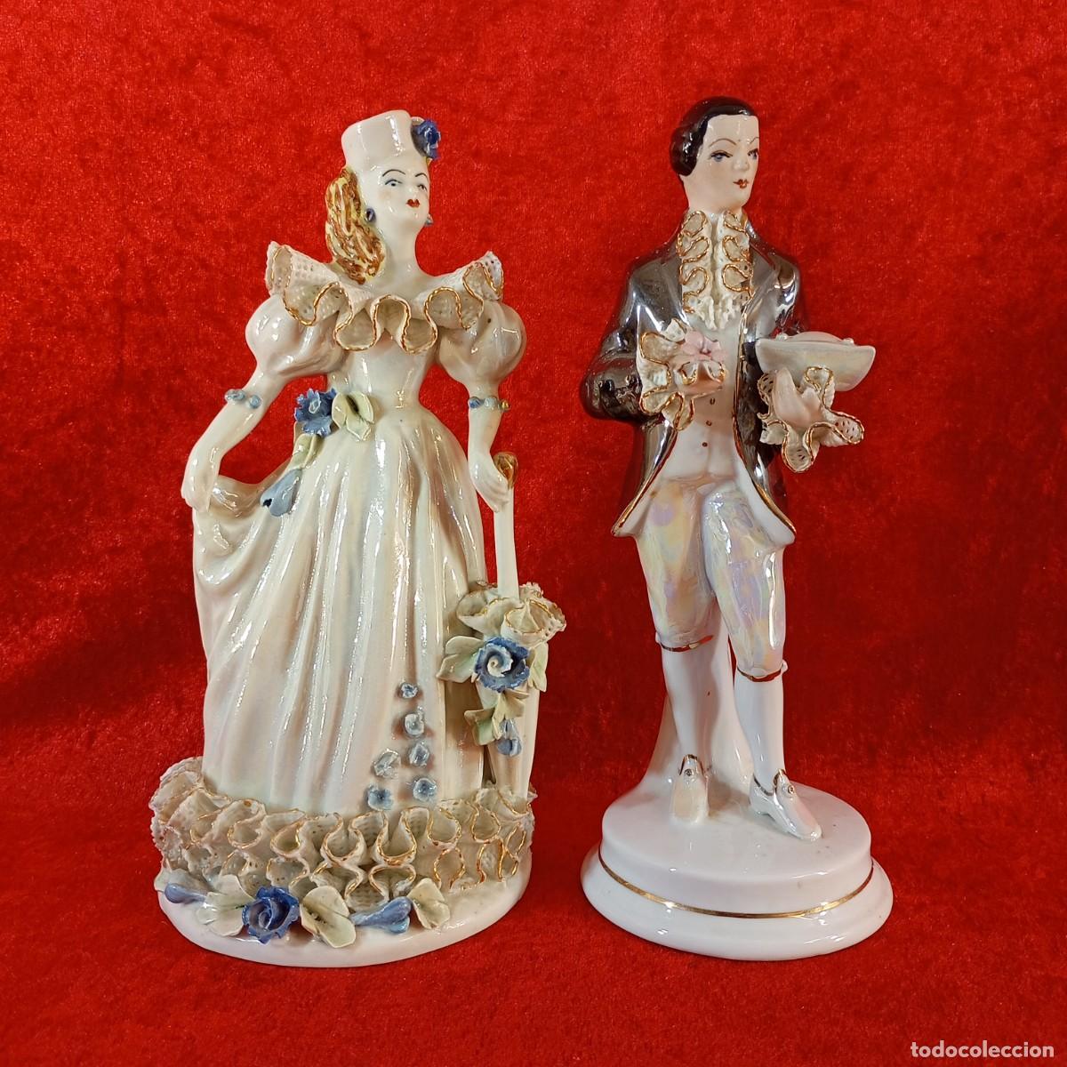 Antig&uuml;edades: PAREJA DE FIGURAS DE PORCELANA POLICROMADAS A MANO - ESCENAS GALANTES - APULUM LUCRU MANUAL - 21 CM
