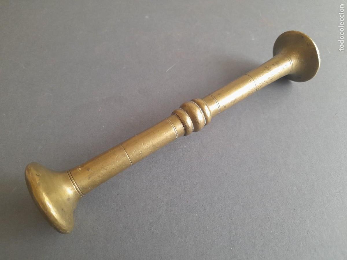 Antig&uuml;edades: Mano de laton/bronce para almirez/mortero , 20cm aprox,.525g,
