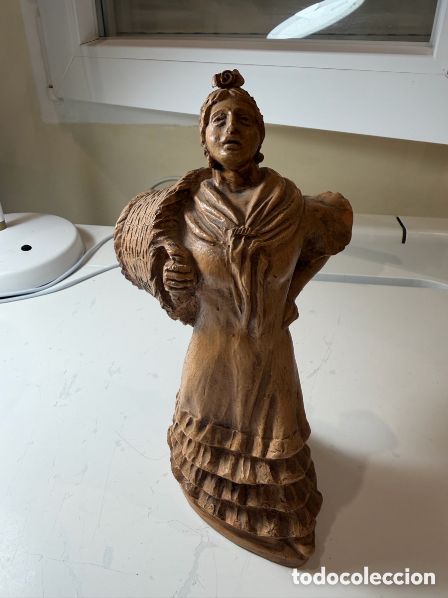 Antig&uuml;edades: Escultura terracota mujer con cesto firmada 24cm