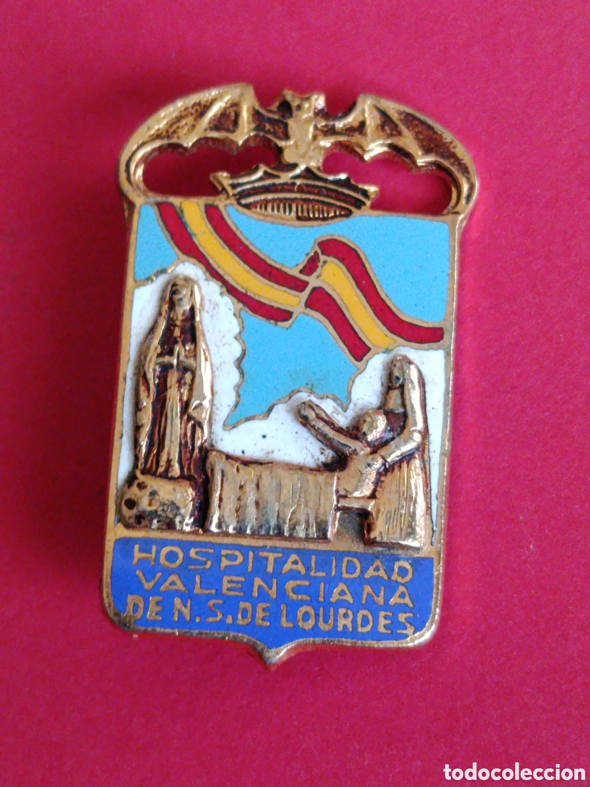 Antig&uuml;edades: ANTIGUA INSIGNIA RELIGIOSA. HOSPITALIDAD VALENCIANA DE N S DE LOURDES. 2,4 X 4,2 CM. ESMALTADA.