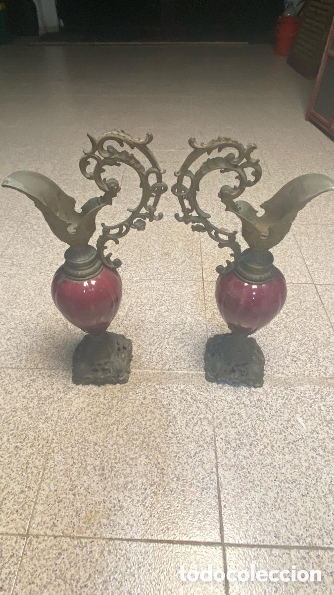Antig&uuml;edades: PAREJA DE JARRONES TIPO EWERS VINTAGE. METAL Y CER&Aacute;MICA GRANATE. ESTILO CURIOSA. 50 CM