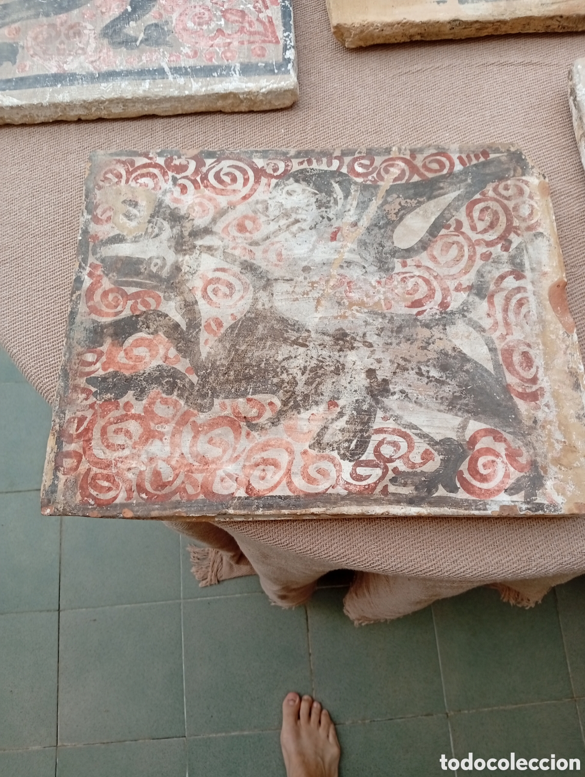 Antig&uuml;edades: Socarrat antiguo con figuras de animales