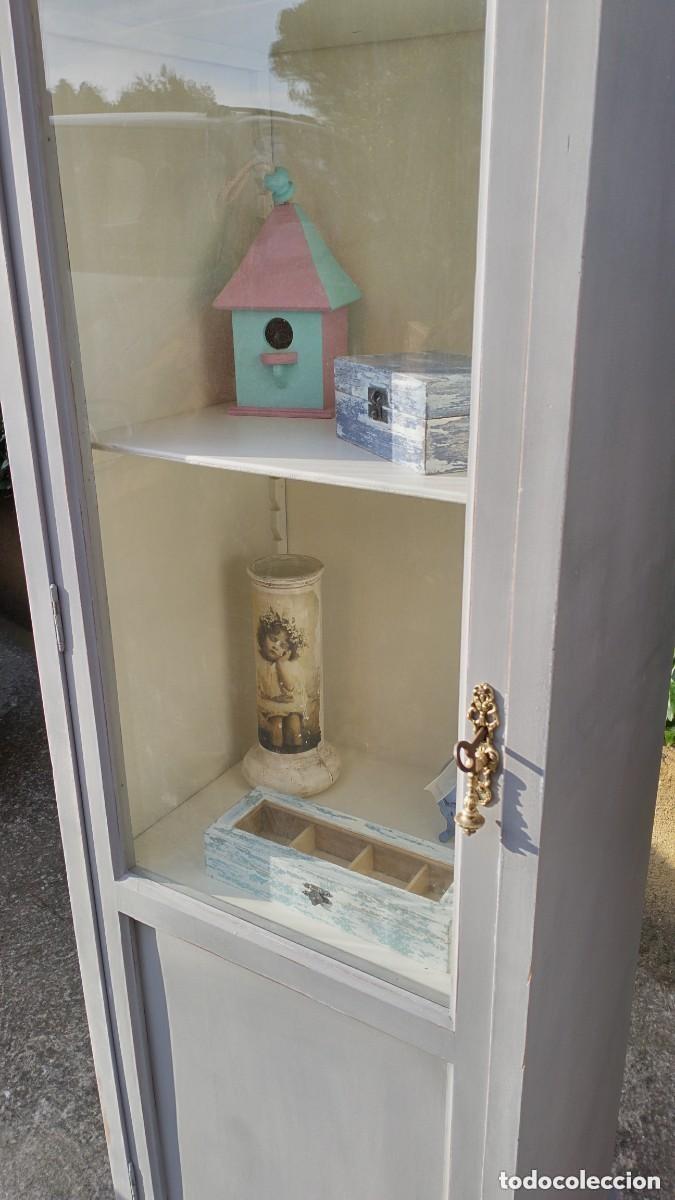 Antig&uuml;edades: Vitrina estrecha antigua RESTAURADA - Foto 3