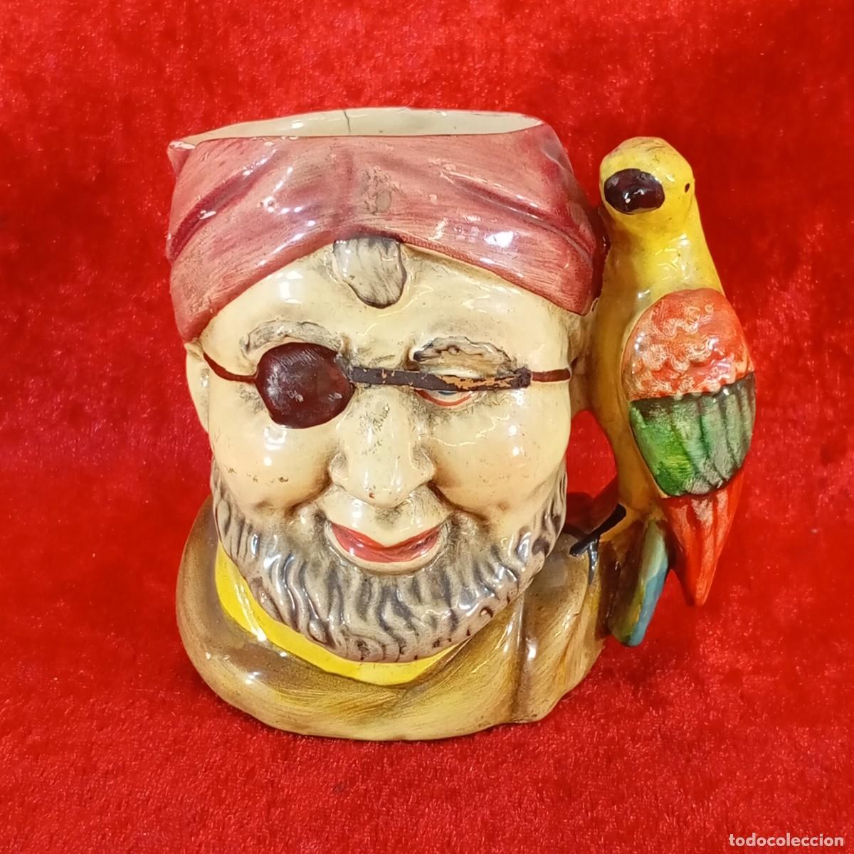 Antig&uuml;edades: JARRA POLICROMADA A MANO - PIRATA CON EL PARCHE Y UN LORO - RARA - 9,5 X 9,5 CM
