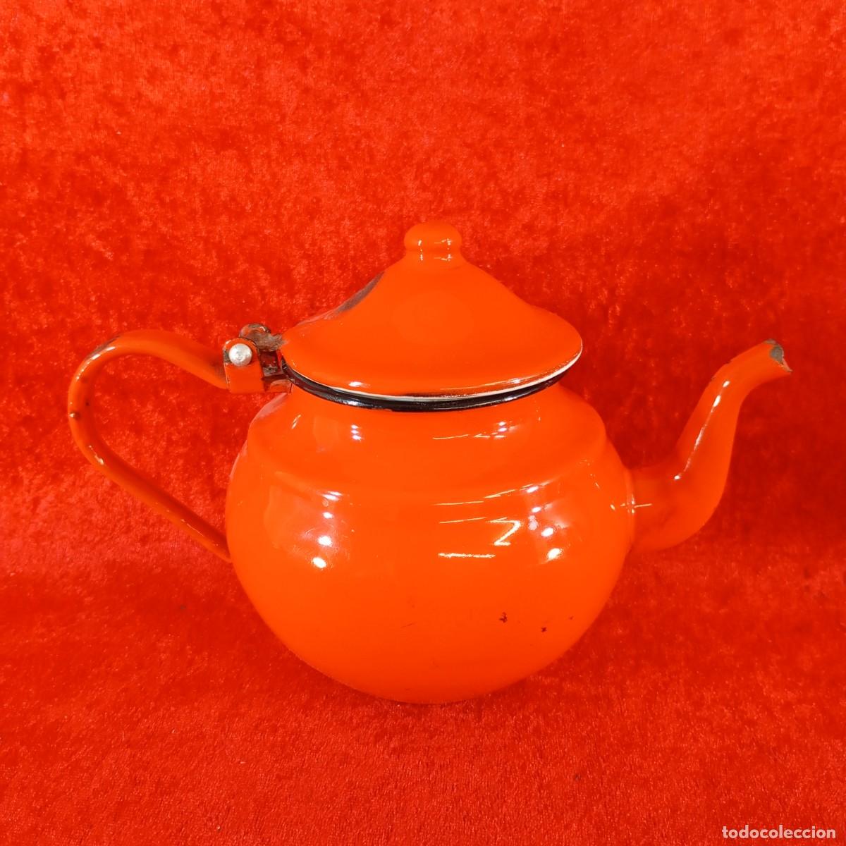 Antig&uuml;edades: PRECIOSA CAFETERA O TETERA DE HIERRO CON METAL ESMALTADO - RARA - 22 CM