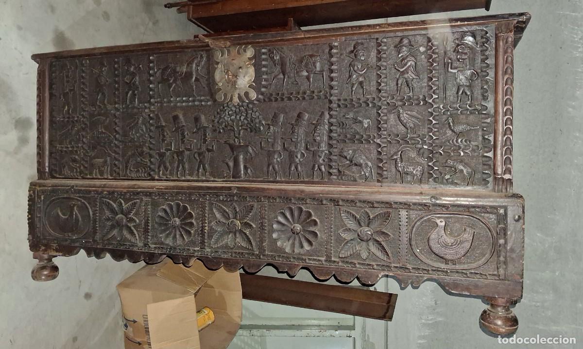 Antig&uuml;edades: Arc&oacute;n de madera tallada - Foto 1