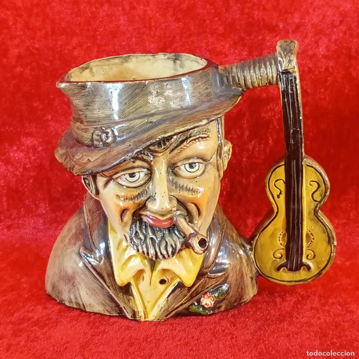 Antig&uuml;edades: JARRA POLICROMADA A MANO - MUSICO CON LA GUITARRA ESPA&Ntilde;OLA - RARA - 13,5 CM