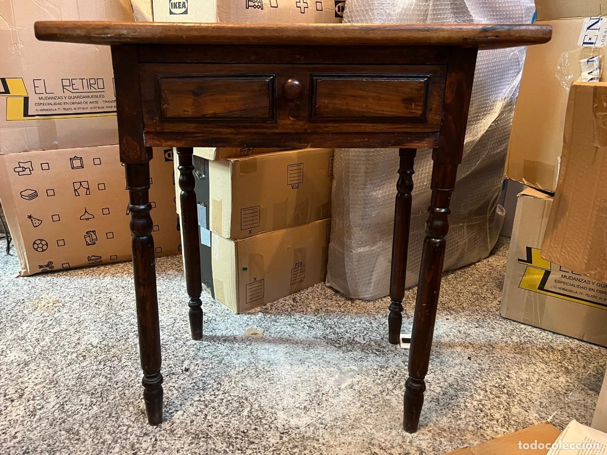 Antig&uuml;edades: Mesa de pino S.XIX tallada y torneada