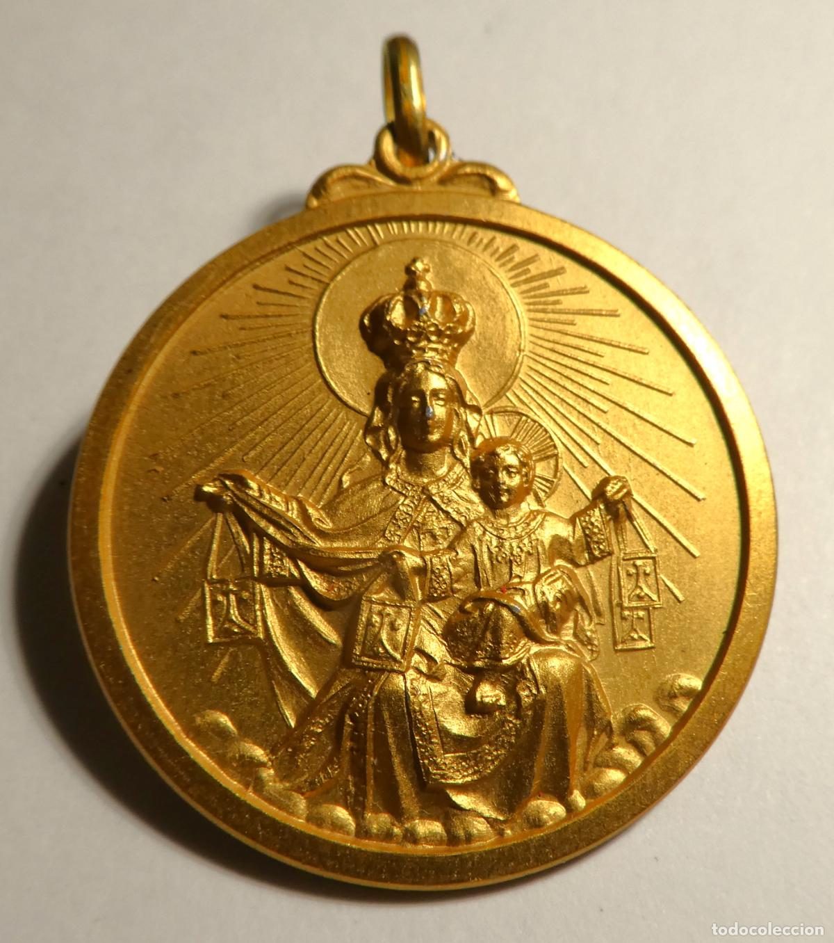 Antig&uuml;edades: Medalla de la Virgen del Carmen con el Ni&ntilde;o Jes&uacute;s sosteniendo los escapularios
