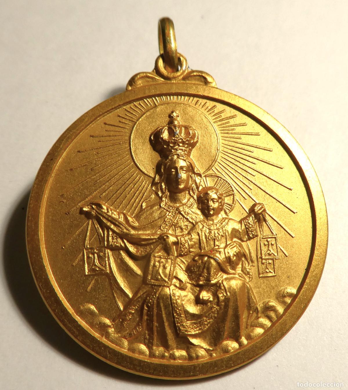 Antig&uuml;edades: Medalla de la Virgen del Carmen con el Ni&ntilde;o Jes&uacute;s sosteniendo los escapularios