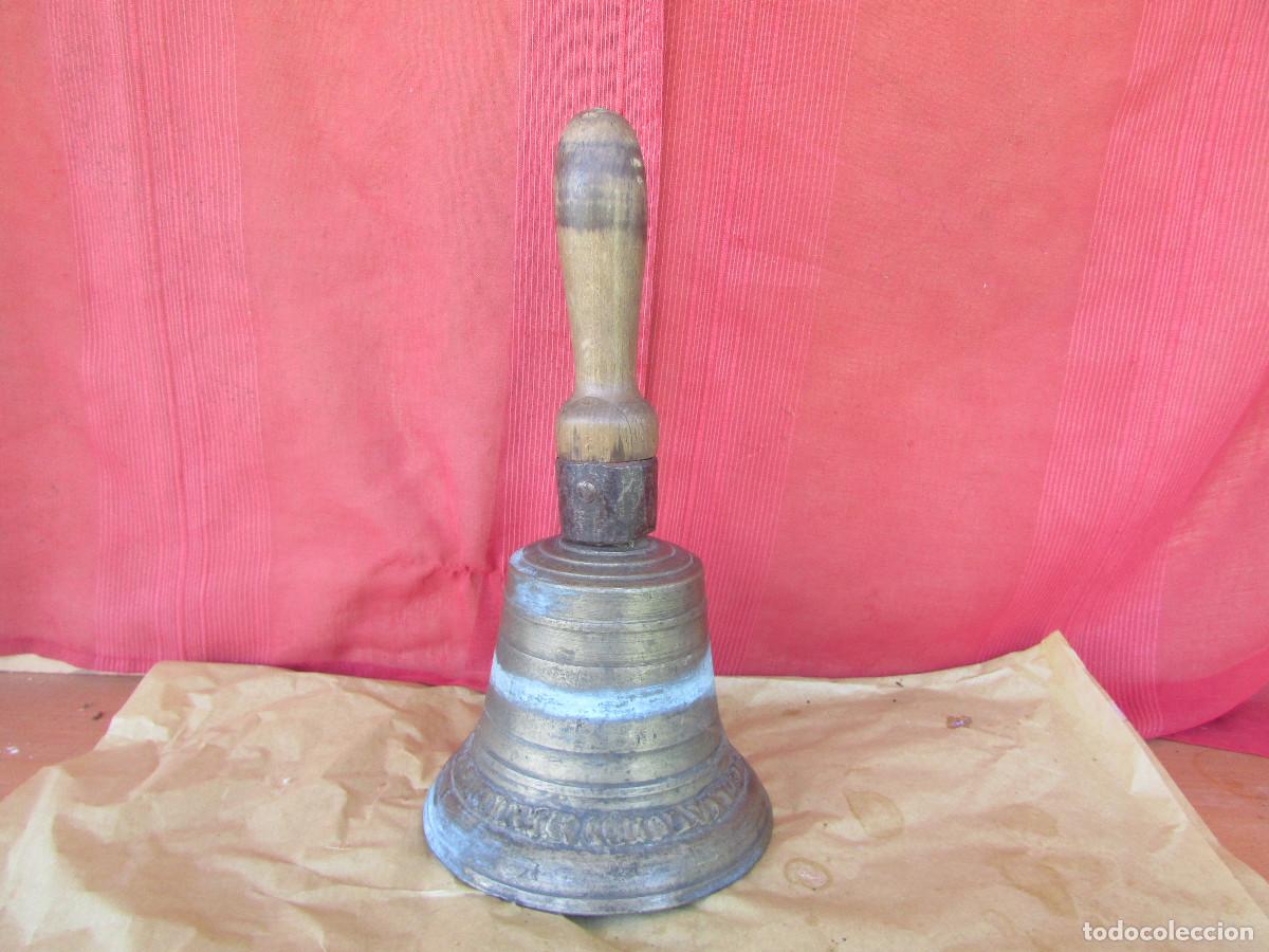 Antig&uuml;edades: CAMPANILLA CAMPANA de MANO Siglo XIX, De SACRIST&Aacute;N para abrir la procesi&oacute;n, el entierro. 3 kg