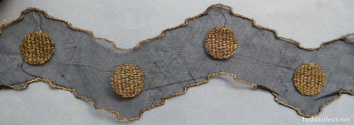 Antig&uuml;edades: ANTIGUO ENCAJE MET&Aacute;LICO ORO SOBRE TUL PPIO.S.XX